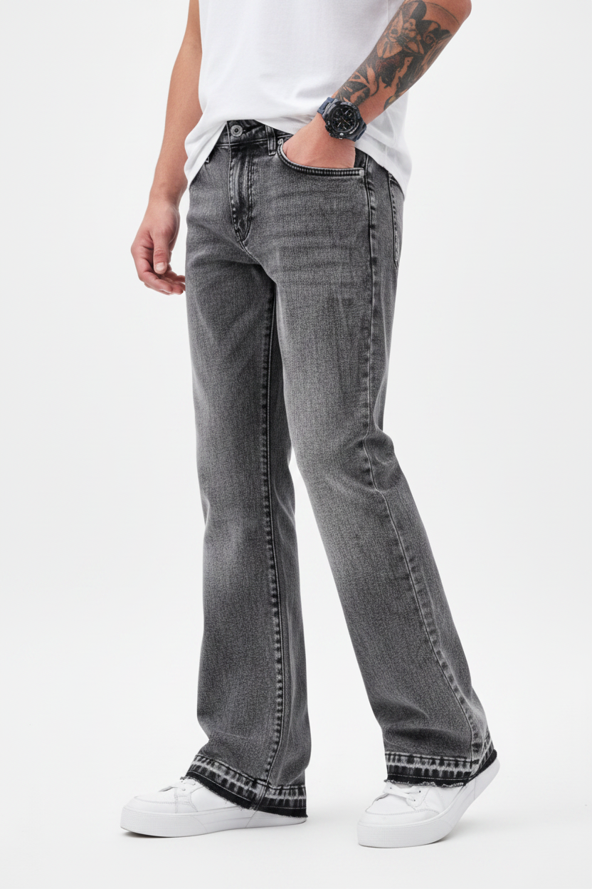 Fashion foto donkergrijze flared jeans witte achtergrond