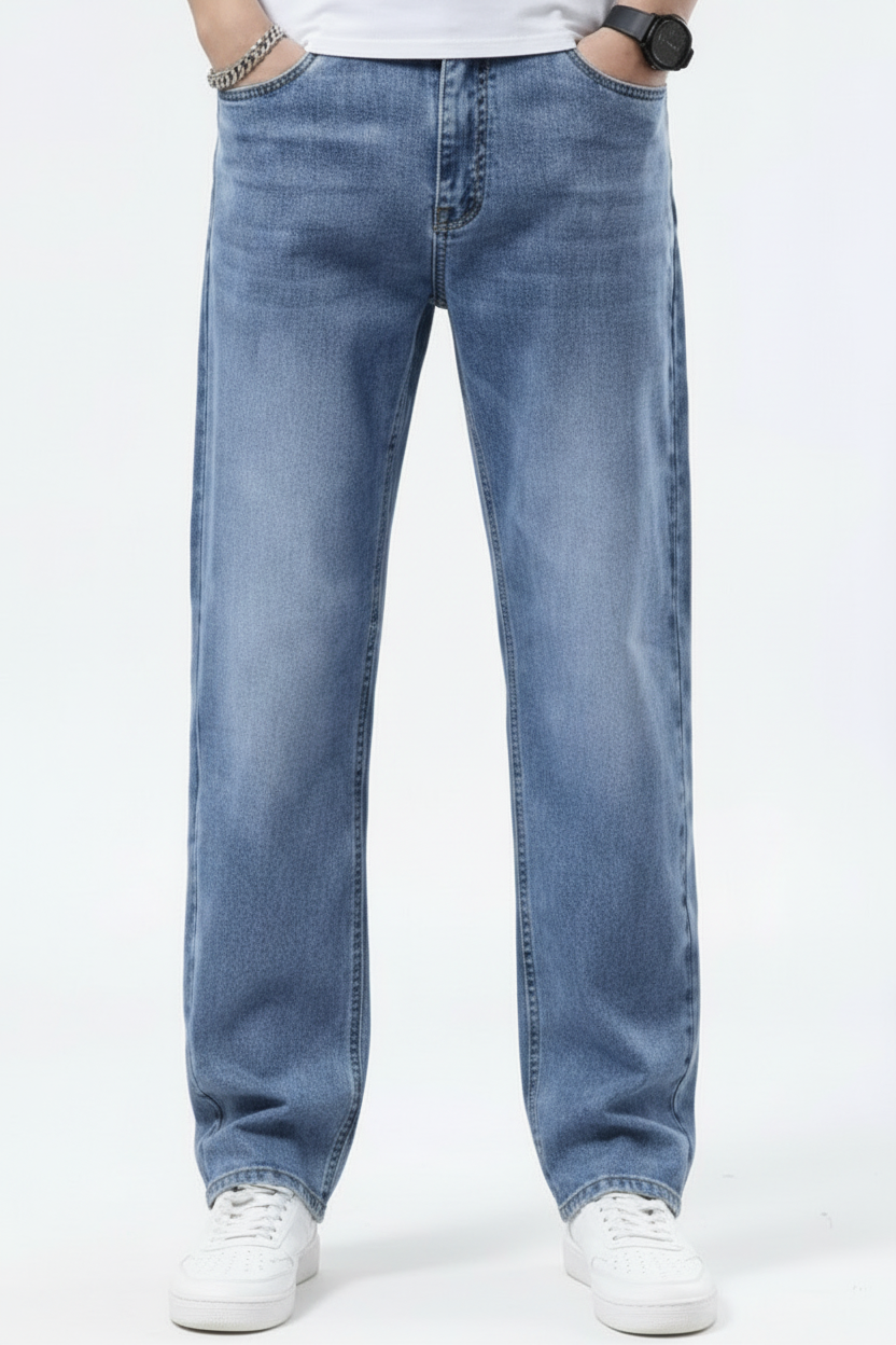 Schlanke Tapered Jeans — Ausgefranster Saum