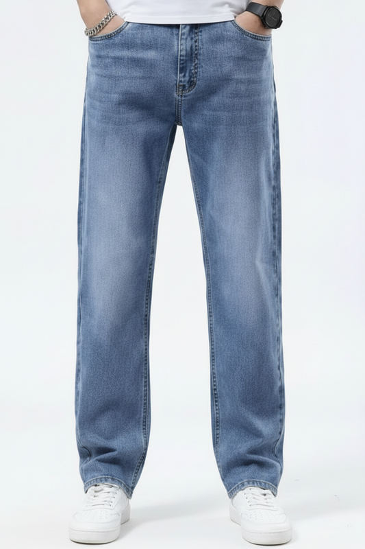 Schlanke Tapered Jeans — Ausgefranster Saum