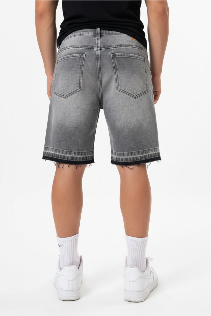 Model achterkant witte achtergrond denim shorts