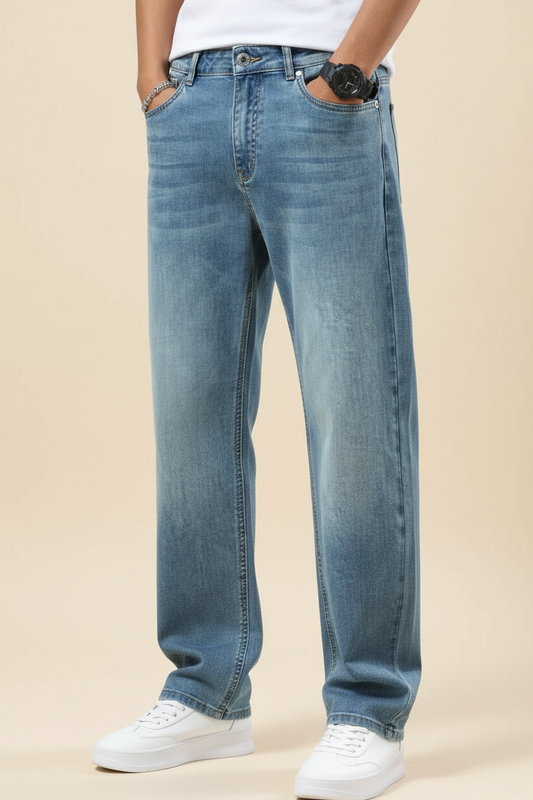 Schmale Jeans mit schmal zulaufendem Bein — lockerer Saumabschluss