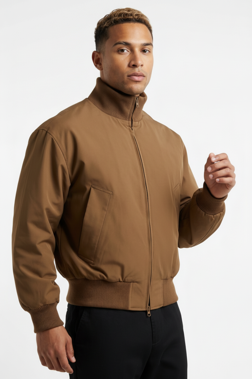 Moderne Bomberjacke mit Reißverschluss, klare Linien, alltagstaugliche Eleganz