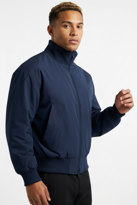 Moderne Bomberjacke mit Reißverschluss, klare Linien, alltagstaugliche Eleganz