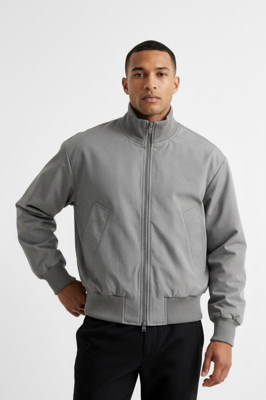 Moderne Bomberjacke mit Reißverschluss, klare Linien, alltagstaugliche Eleganz