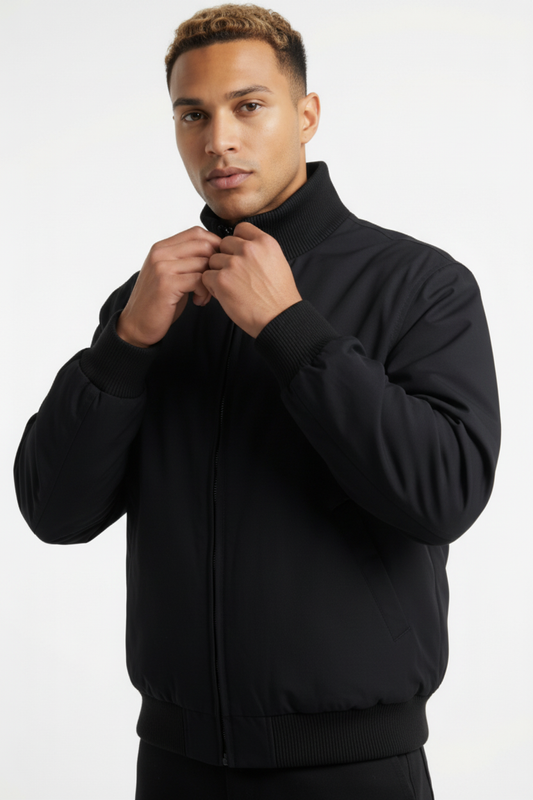 Verbeterde productfoto - zwarte bomber jacket zijkant
